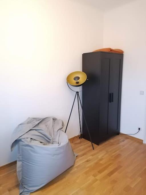 Zwei Charmante Mit Wohnbereich In Zentraler Berliner Appartement *